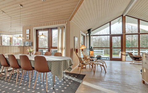 Swarte - 30Km from the Sea: Træ, Loft, Indretning, Møbel, Gulvbelægning, Etage, Stue, Hjem, Stol, Køkken & Spisebord
