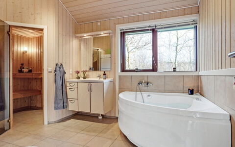 Swarte - 30Km from the Sea: Sanitærarmatur, Indretning, Træ, Badekar, Gulvbelægning, Badeværelse, Loft, Etage, Tap, Vvs