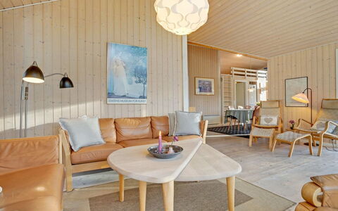 Swarte - 30Km from the Sea: Indretning, Gulvbelægning, Træ, Møbel, Etage, Loft, Belysning, Lysarmatur, Couch, Stue