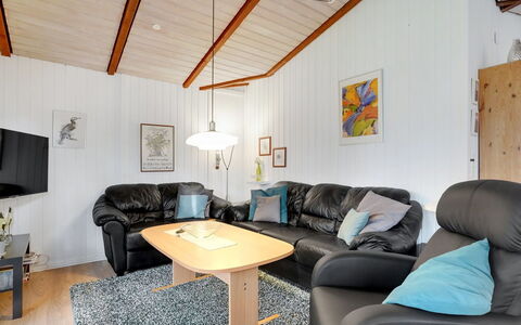 Massie - 30Km from the Sea: Indretning, Møbel, Træ, Couch, Gulvbelægning, Loft, Etage, Stue, Værelse, Hjem