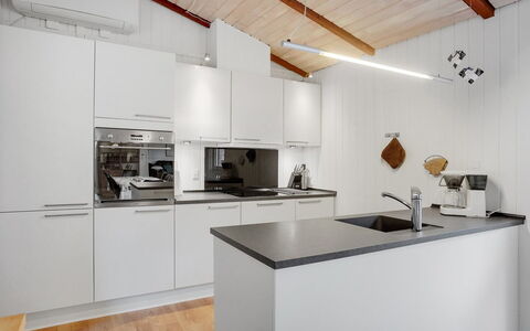 Massie - 30Km from the Sea: Køkken, Køkken Apparat, Countertop, Indretning, Større Bandage, Gulvbelægning, Loft, Træ, Møbel, Cabinetry