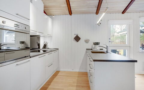 Massie - 30Km from the Sea: Køkken, Gulvbelægning, Countertop, Træ, Køkken Apparat, Trægulve, Indretning, Loft, Etage, Større Bandage
