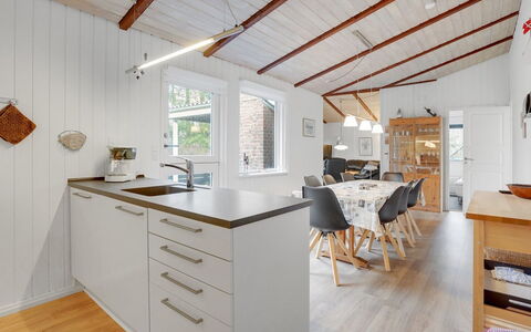 Massie - 30Km from the Sea: Træ, Køkken, Indretning, Gulvbelægning, Loft, Møbel, Countertop, Etage, Cabinetry, Værelse
