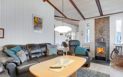 Massie - 30Km from the Sea: Møbel, Træ, Indretning, Loft, Couch, Gulvbelægning, Stue, Etage, Hjem, Værelse