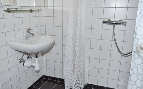Deetje - 5Km from the Sea: Møbel, Indretning, Gulvbelægning, Træ, Etage, Loft, Trægulve, Stol, Bord, Belysning