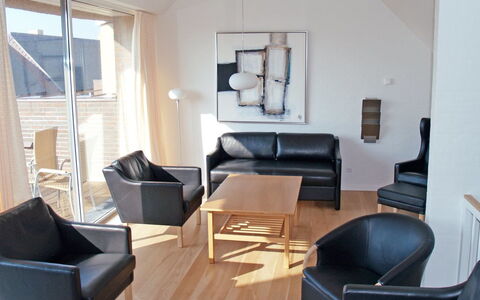 Fanny - 2Km from the Sea: Møbel, Indretning, Gulvbelægning, Etage, Træ, Stol, Stue, Værelse, Couch, Club Chair