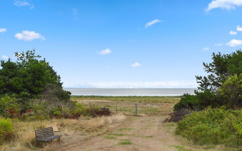 Annicka - 5Km from the Sea: Møbel, Indretning, Gulvbelægning, Træ, Etage, Loft, Trægulve, Stol, Bord, Belysning