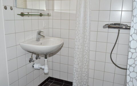 Baltser - 5Km from the Sea: Blå, Busk, Sommerhus, Bunddække, Have, Estate, Skygge, Landscaping, Stuehus, Eco Hotel