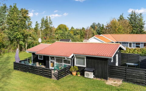 Karelia - 800M from the Sea: Svømmepøl, Udendørs Møbler, Møbel, Udvej, Flise, Eco Hotel, Skygge, Stol, Fritid, Estate