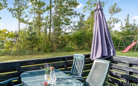 Karelia - 800M from the Sea: Svømmepøl, Udendørs Møbler, Møbel, Udvej, Flise, Eco Hotel, Skygge, Stol, Fritid, Estate