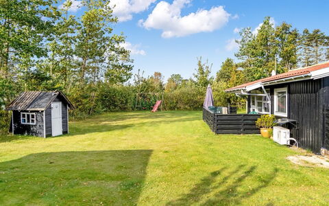 Karelia - 800M from the Sea: Svømmepøl, Udendørs Møbler, Møbel, Udvej, Flise, Eco Hotel, Skygge, Stol, Fritid, Estate