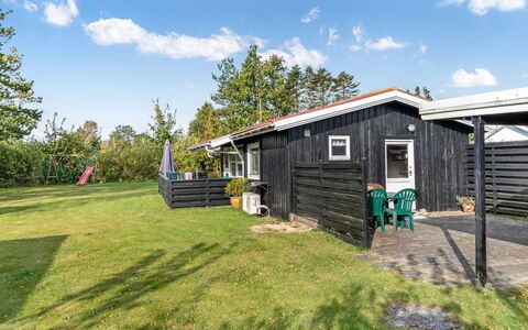 Karelia - 800M from the Sea: Svømmepøl, Udendørs Møbler, Møbel, Udvej, Flise, Eco Hotel, Skygge, Stol, Fritid, Estate
