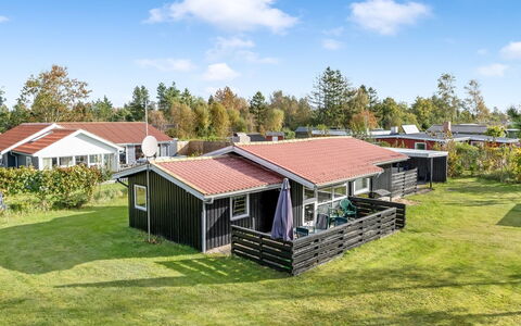 Karelia - 800M from the Sea: Svømmepøl, Udendørs Møbler, Møbel, Udvej, Flise, Eco Hotel, Skygge, Stol, Fritid, Estate