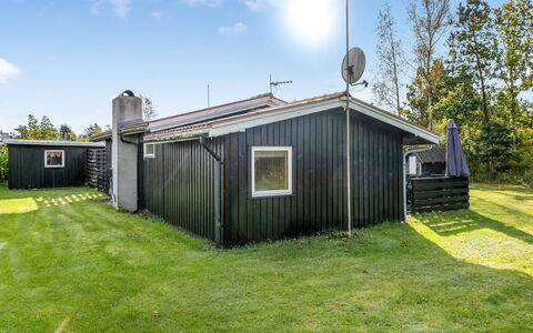 Karelia - 800M from the Sea: Svømmepøl, Udendørs Møbler, Møbel, Udvej, Flise, Eco Hotel, Skygge, Stol, Fritid, Estate