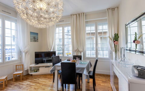Puits aux Braies: Bygning, Vindue, Komfort, Træ, Television, Stue, Indretning, Hus, Couch, Etage