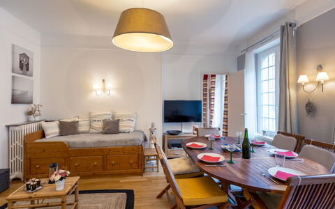 Lancette: Bygning, Vindue, Komfort, Træ, Television, Stue, Indretning, Hus, Couch, Etage