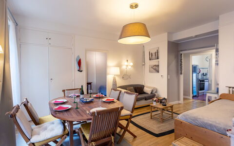 Lancette: Bygning, Vindue, Komfort, Træ, Television, Stue, Indretning, Hus, Couch, Etage