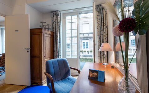 Lancette: Bygning, Vindue, Komfort, Træ, Television, Stue, Indretning, Hus, Couch, Etage