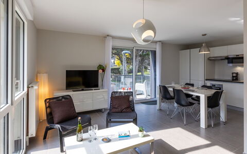 Les Cyprès: Bygning, Vindue, Komfort, Træ, Television, Stue, Indretning, Hus, Couch, Etage