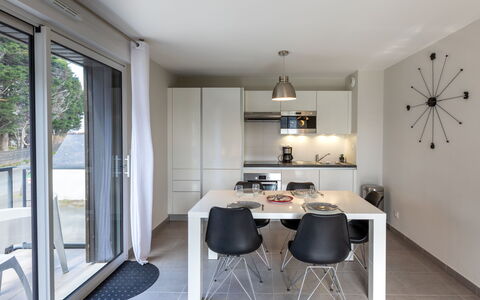 Les Cyprès: Bygning, Vindue, Komfort, Træ, Television, Stue, Indretning, Hus, Couch, Etage