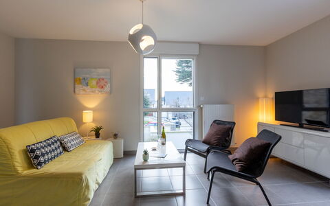 Les Cyprès: Bygning, Vindue, Komfort, Træ, Television, Stue, Indretning, Hus, Couch, Etage