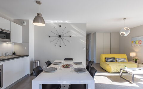 Les Cyprès: Bygning, Vindue, Komfort, Træ, Television, Stue, Indretning, Hus, Couch, Etage