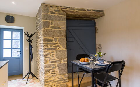 Zenaïde: Bygning, Vindue, Komfort, Træ, Television, Stue, Indretning, Hus, Couch, Etage