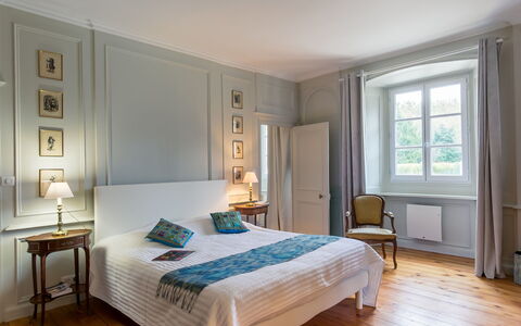 Zenaïde: Bygning, Vindue, Komfort, Træ, Television, Stue, Indretning, Hus, Couch, Etage