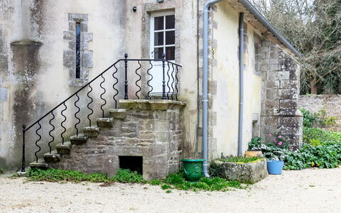 Zenaïde: Bygning, Vindue, Komfort, Træ, Television, Stue, Indretning, Hus, Couch, Etage