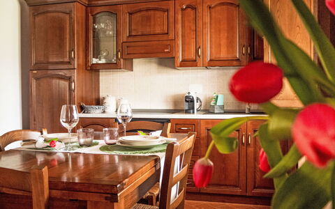 Massa Marittima 630: Møbel, Træ, Indretning, Cabinetry, Køkken, Gulvbelægning, Countertop, Skab, Værelse, Bejdse