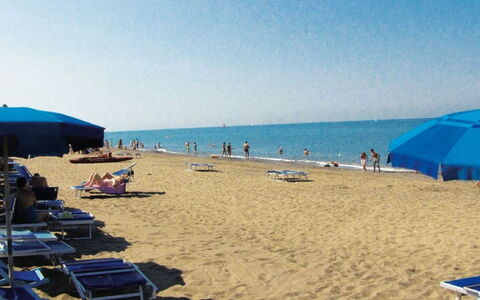 Camping Free Beach: Couch, Møbel, Ejendom, Bord, Billedramme, Vindue, Azure, Indretning, Belysning, Komfort