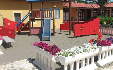 Camping Free Beach: Couch, Møbel, Ejendom, Bord, Billedramme, Vindue, Azure, Indretning, Belysning, Komfort