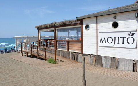 Marina di Bibbona 673: Himmel, Ejendom, Plante, Sky, Vand, Vindue, Strand, Bygning, Træ, Landskab