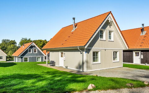 Tamia - 100M to the Fjord: Møbel, Indretning, Gulvbelægning, Træ, Etage, Loft, Trægulve, Stol, Bord, Belysning