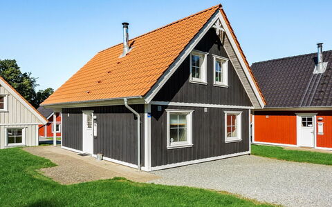 Tamia - 100M to the Fjord: Møbel, Indretning, Gulvbelægning, Træ, Etage, Loft, Trægulve, Stol, Bord, Belysning