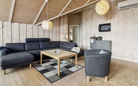 Arnika - 28Km from the Sea: Træ, Hjem, Hårdttræ, Stue, Bejdse, Trægulve, Planke, Naturmateriale, Design, Tømmer