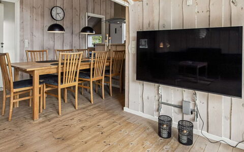 Arnika - 28Km from the Sea: Gulvbelægning, Træ, Etage, Indretning, Trægulve, Loft, Værelse, Hårdttræ, Stue, Møbel