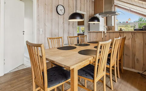 Arnika - 28Km from the Sea: Gulvbelægning, Møbel, Indretning, Etage, Træ, Loft, Trægulve, Spisestue, Køkken & Spisebord, Lysarmatur