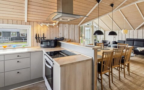 Arnika - 28Km from the Sea: Køkken, Træ, Gulvbelægning, Indretning, Countertop, Loft, Møbel, Etage, Lysarmatur, Køkken & Spisebord