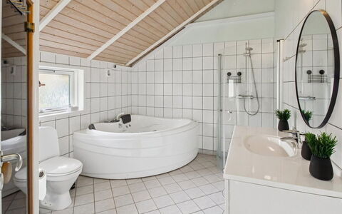 Arnika - 28Km from the Sea: Møbel, Indretning, Gulvbelægning, Træ, Etage, Loft, Trægulve, Stol, Bord, Belysning
