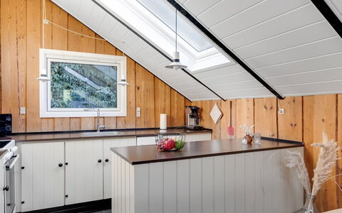 Leonard - 30Km from the Sea: Træ, Køkken, Loft, Indretning, Countertop, Attic, Cabinetry, Bejdse, Hårdttræ, Planke