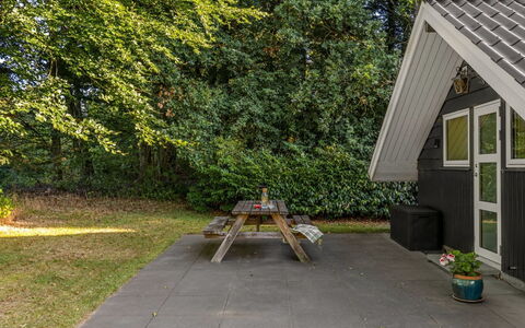 Leonard - 30Km from the Sea: Træ, Sommerhus, Skygge, Have, Sidespor, Garden Bygninger, Backyard, Lawn, Landscaping, Gård