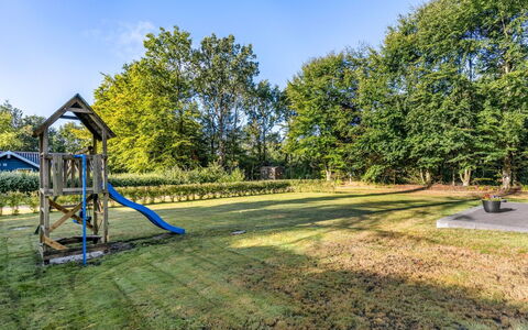 Leonard - 30Km from the Sea: Blå, Træ, Busk, Have, Skygge, Sollys, Lawn, Parkere, Landscaping, Gård