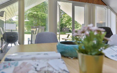 Leonard - 30Km from the Sea: Træ, Indretning, Møbel, Loft, Stol, Etage, Glas, Stue, Attic, Køkken & Spisebord