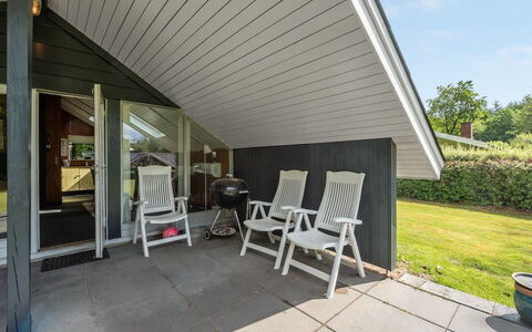 Leonard - 30Km from the Sea: Træ, Sidespor, Hjem, Tag, Sommerhus, Skygge, Hårdttræ, Planke, Veranda, Estate