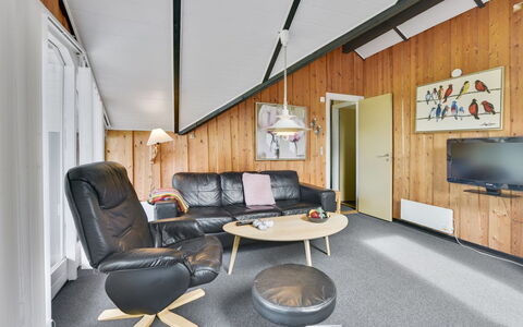 Leonard - 30Km from the Sea: Indretning, Loft, Gulvbelægning, Etage, Møbel, Værelse, Stol, Stue, Lysarmatur, Dagslys
