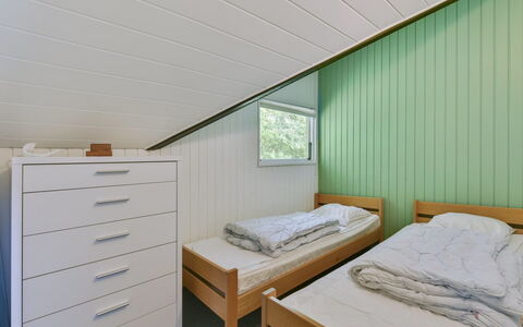 Leonard - 30Km from the Sea: Træ, Gulvbelægning, Loft, Etage, Indretning, Værelse, Soveværelse, Hårdttræ, Trægulve, Seng