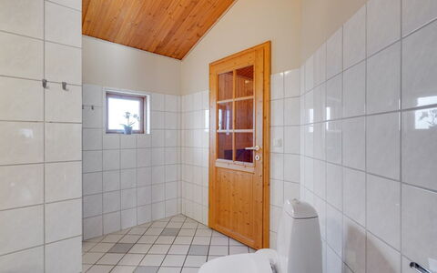 Absalon - 29Km from the Sea: Gulvbelægning, Etage, Loft, Træ, Sanitærarmatur, Indretning, Værelse, Vvs, Badeværelse, Tap