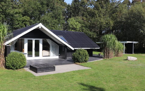 Anninka - 28Km from the Sea: Tag, Lawn, Sommerhus, Estate, Skygge, Have, Landscaping, Gård, Garden Bygninger, Stuehus