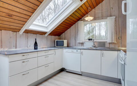 Anninka - 28Km from the Sea: Træ, Loft, Gulvbelægning, Indretning, Køkken, Hjem, Etage, Countertop, Lysarmatur, Cabinetry